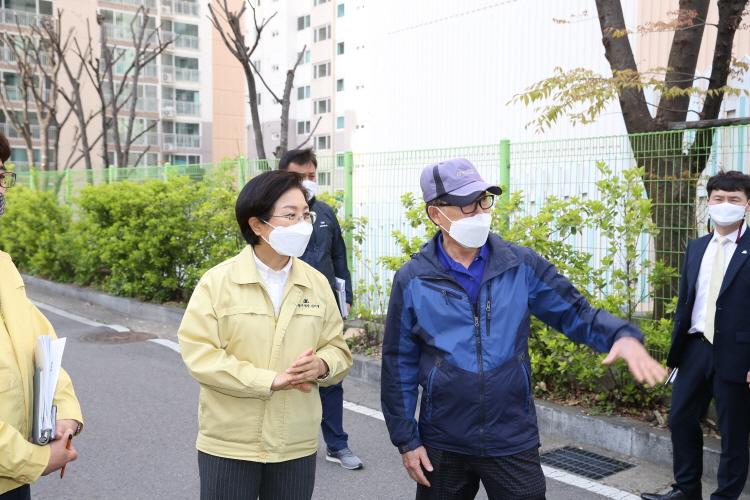 주민생활 현장방문_구산그린빌아파트 핸드레일 설치 예정 현장 이미지